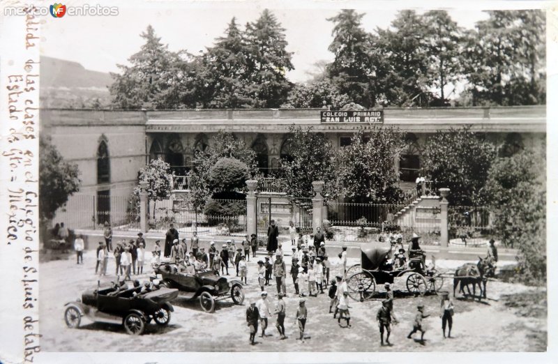 Fotos de San Luis De La Paz, Guanajuato: Salida de clases del colegio San Luis Rey  ( Circulada el 15 de Agosto de 1920 ).