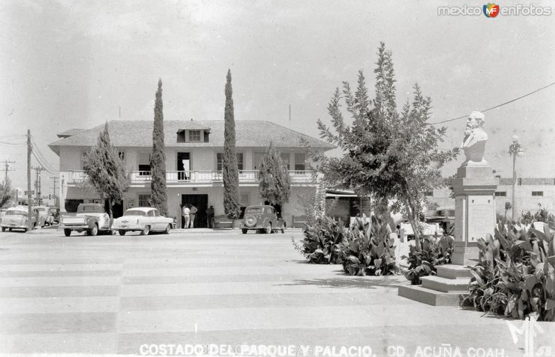 Fotos de Ciudad Acuña, Coahuila: Costado del parque y Palacio Municipal