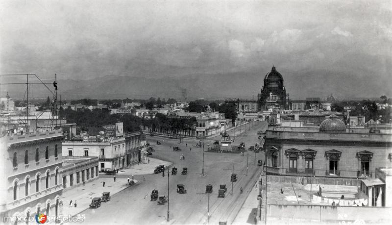 Fotos de Avenida Juárez, Ciudad De México: Vista de Avenida Juárez hacia el monumento a Carlos IV, con el Palacio Legislativo en construcción
