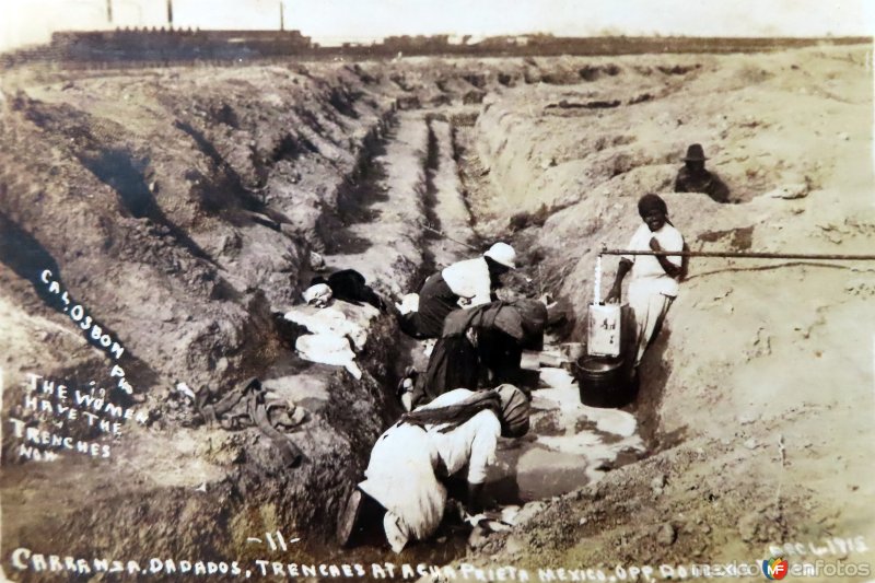 Fotos de Agua Prieta, Sonora: Mujeres haciendo zanjas de defensa  ( Circulada en 1915 ).