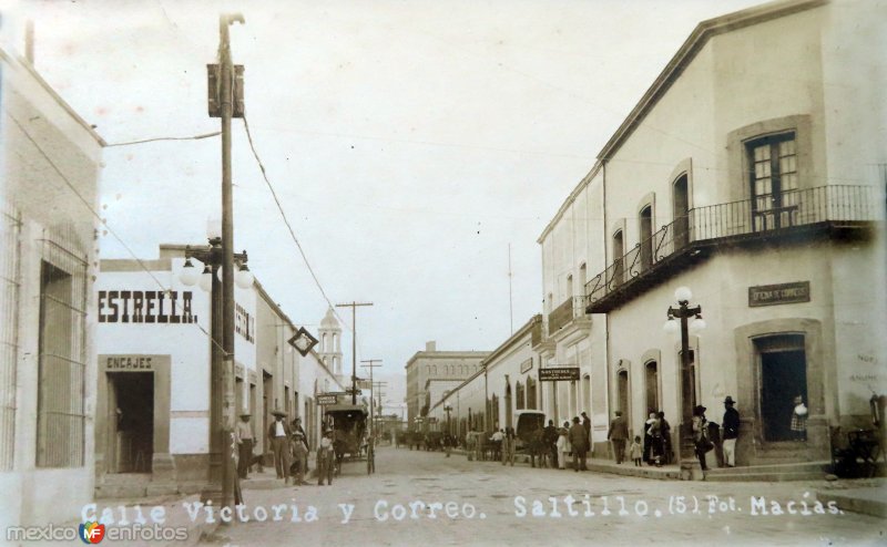 Fotos de Saltillo, Coahuila: Calle Victoria y Correo foto Macias ( Circulada el 18 de Julio de 1912 ).