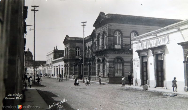 Fotos de Zamora, Michoacán: Avenida Hidalgo. ( Circulada el 19 de Junio de 1930 ).