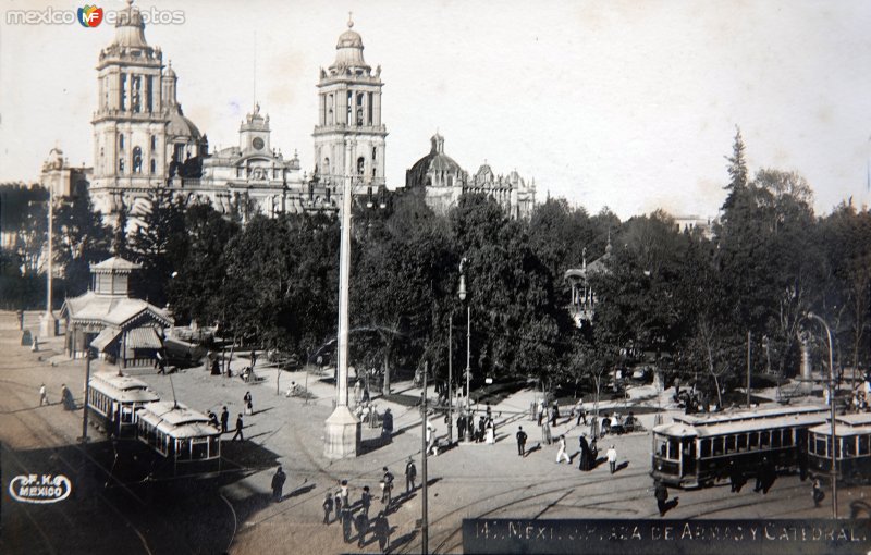 Fotos de Plaza De La Constitución, Ciudad De México: La Plaza de Armas y Catedral  por el Fotógrafo Fernando Kososky  ( Circulada el 10 de Enero de 1910 )..