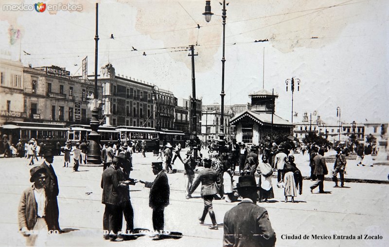 Fotos de Plaza De La Constitución, Ciudad De México: Entrada al Zocalo ( Circulada el 29 de Abril de 1923 ).