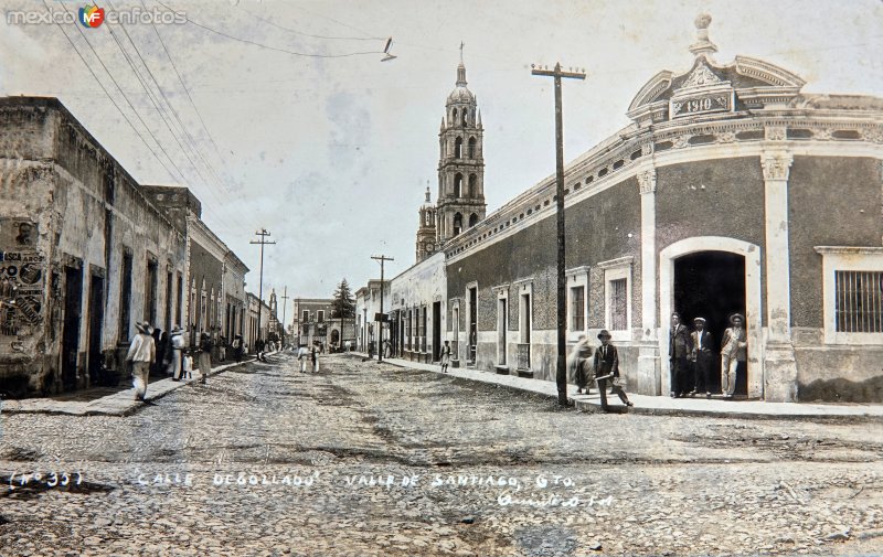 Fotos de Valle De Santiago, Guanajuato: Calle Degollado ( Circulada el dia 2 de Enero de 1928 ) .