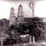 Torres de la Parroquia "San Martín Obispo" y la bomba de agua potable.