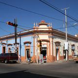 Cruzando la calle Hidalgo