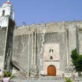 Vista lateral del ex-convento tipo fortaleza del siglo XVI. Tlaquiltenango, Morelos.