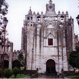 Ex-convento agustino y a la izquierda la capilla abierta, siglo XVI. Atlatlahucan, Morelos. 2002