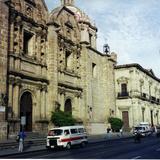 Templo de las Monjas (1729) y Av. Francisco I. Madero. Morelia. 2001
