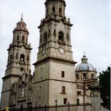 Catedral (1640) y Av. Francisco I. Madero. Morelia, 2004