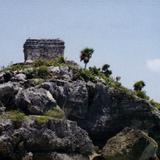 A orillas del mar Caribe, la zona arqueológica de Tulum. 2001