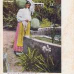 Trabajadora doméstica cargando una olla con agua