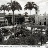 Parque 21 de Mayo. Al fondo La Parroquia y el Hotel Sesin