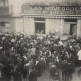 Gente frente a Las Novedades, fábrica de bizcochos finos
