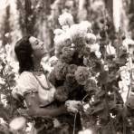 Mujer con flores en Xochimilco