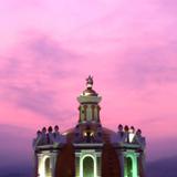 La cúpula principal de la Parroquia bellamente iluminada en un espectacular amanecer