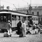 Personas esperando el Tranvia