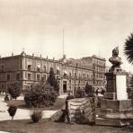 Busto de Cuauhtémoc y edificio del Monte de Piedad (circa 1920)