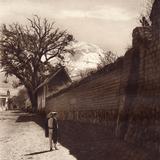 Una calle de Amecameca, con el Popocatépetl (circa 1920)