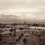 Plaza de Zapotlán, con el Volcán de Colima al fondo (circa 1920)