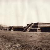 Hilera de basamentos piramidales de la Ciudadela (circa 1920)