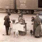 Vendedoras de comida en una estación del ferrocarril (1928)