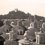 Cholula, cúpulas de la Capilla Real y vista a la pirámide