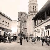 Zacatecas, calle principal y mercado, al fondo la Catedral