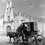 Calesa típica y Templo de la Candelaria