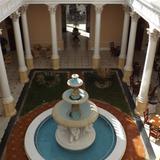 Fuente y jardín interior del Hotel Misión Mérida. Diciembre/2014