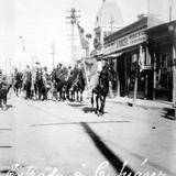 Gral. Roque González y otros revolucionarios entrando en Ciudad Juárez (Bain News Service, c. 1913)