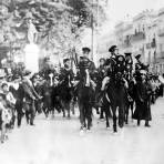 Cadetes de Tlalpan en camino al Palacio Nacional durante la Decena Trágica (Bain News Service, c. 1913)