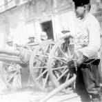 Cañones frente al Palacio Nacional durante la Decena Trágica (Bain News Service, 1913)