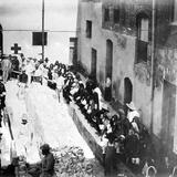 Gente esperando la entrega de maíz por la Cruz Roja (Bain News Service, 1915)