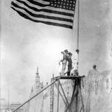 Tropas estadounidenses con bandera durante la invasión a Veracruz (Bain News Service, 1914)