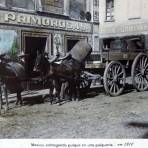 Entregando pulque en una pulquería (ca. 1910)