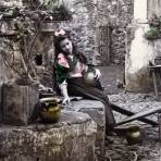 TIPOS MEXICANOS MUCHACHA SACANDO AGUA