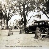 Escena tipica en la plaza de Cuernavaca Morelos en 1939