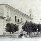 ESCENA CALLEJERA Y UNA IGLESIA