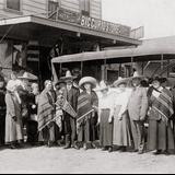Turistas frente al Big Curio Store en 1916