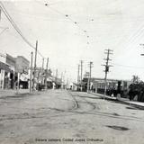 Escena callejera Ciudad Juarez Chihuahua al fondo el Edificio de Los Ferrocarriles Nacionales