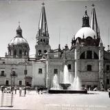 La Catedral desde La Plaza de los Poderes Entre