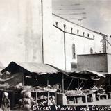 Mercado Callejero e Iglesia ( Fechada en Noviembre de 1914 )