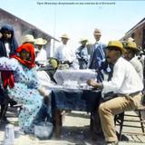 Tipos Mexicanos desayunando en una estacion de el ferrocarril.