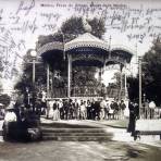 La Plaza de Armas kiosko de la Musica por el fotografo FELIX MIRET ( Circulada 5 de Junio de 1909 ).