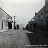 Calle adornada con lazos de papel multicolor Zapopan Jalisco 1939.