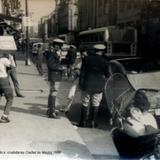 Agente de transito multando a ciudadanos Ciudad de México 1968 por los fotografos Hermanos Mayo.