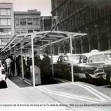 Un aspecto de la terminal de taxis enfrente de el Dto. central en la Ciudad de México 1968 por los fotografos Hermanos Mayo.