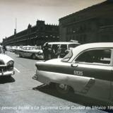 Los peseros frente a La Suprema Corte Ciudad de México 1968 por los fotografos Hermanos Mayo.